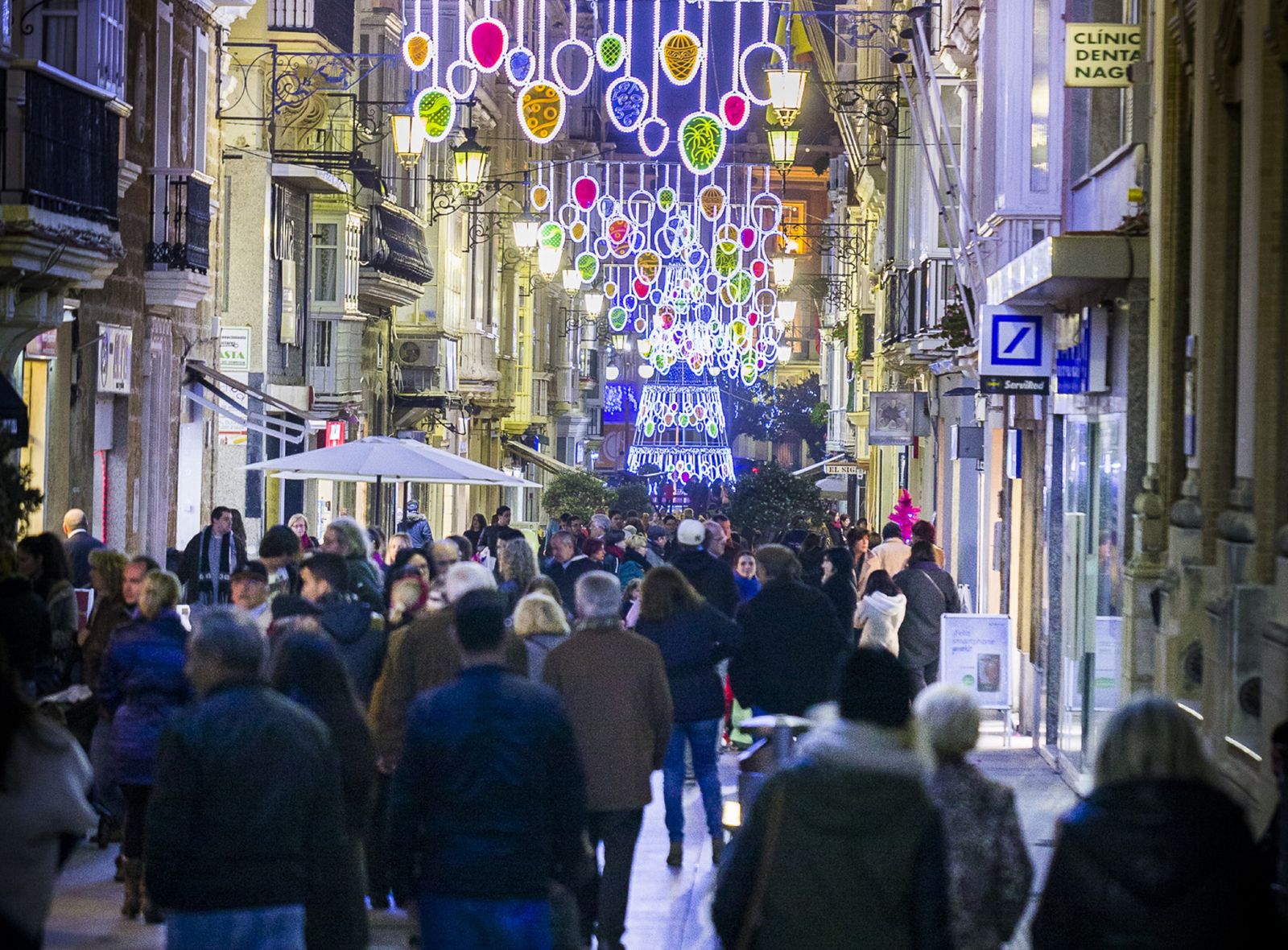 Una de las calles del centro de Cádiz, en plena campaña de Navidad
