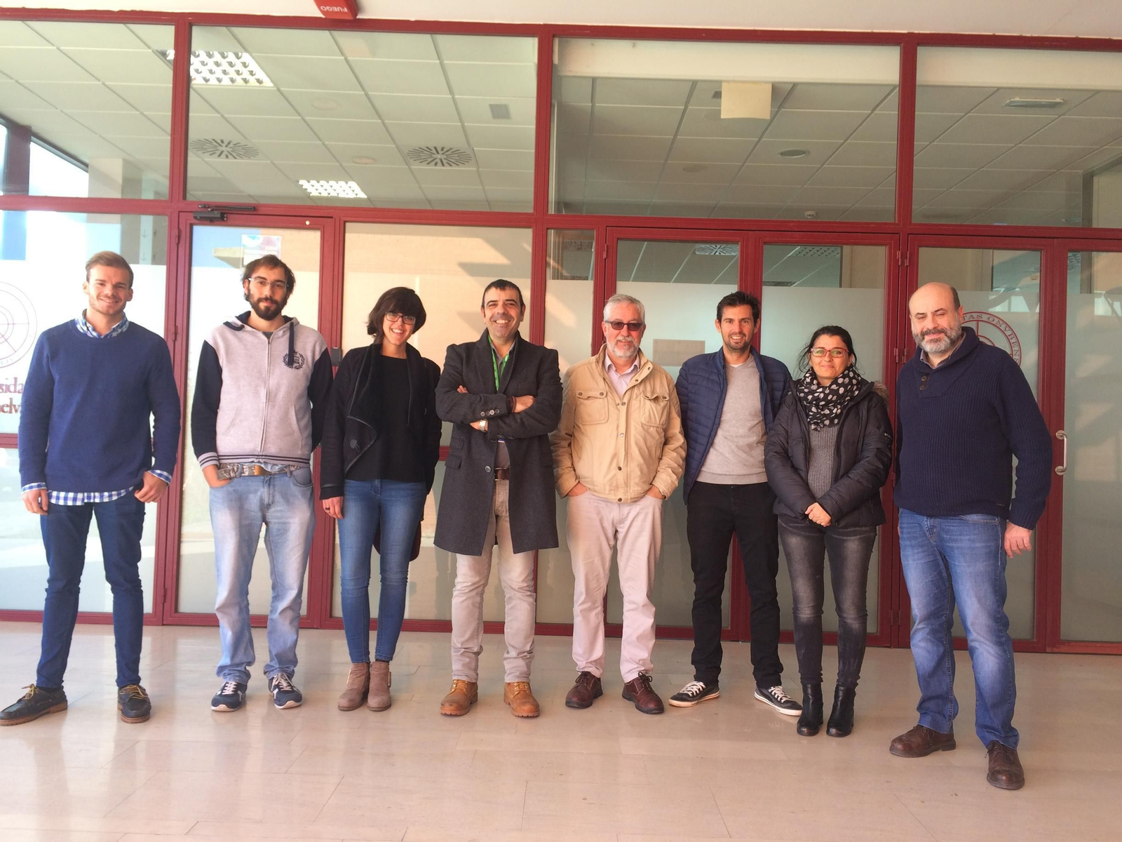 Felipe Jiménez -centro- posa junto a su grupo de investigación.