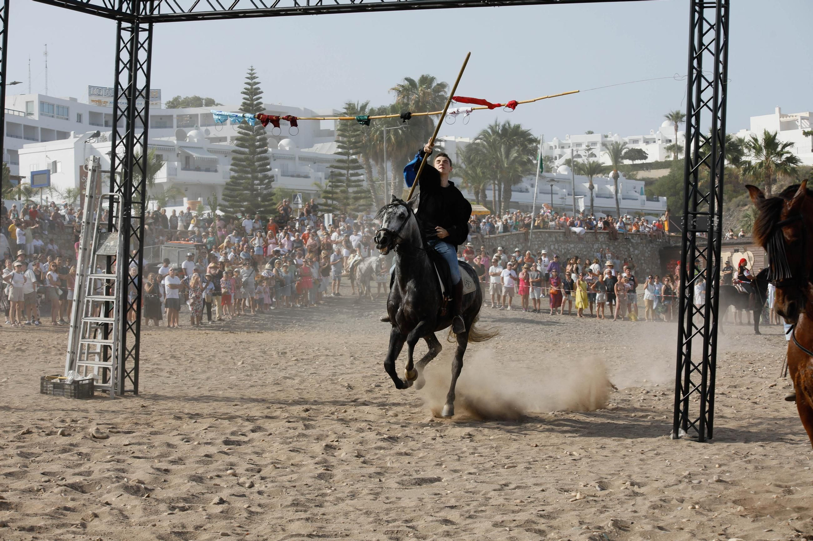 La carrera de cintas y la exhibición de caballos de los Moros y Cristianos de Mojácar, en imágenes