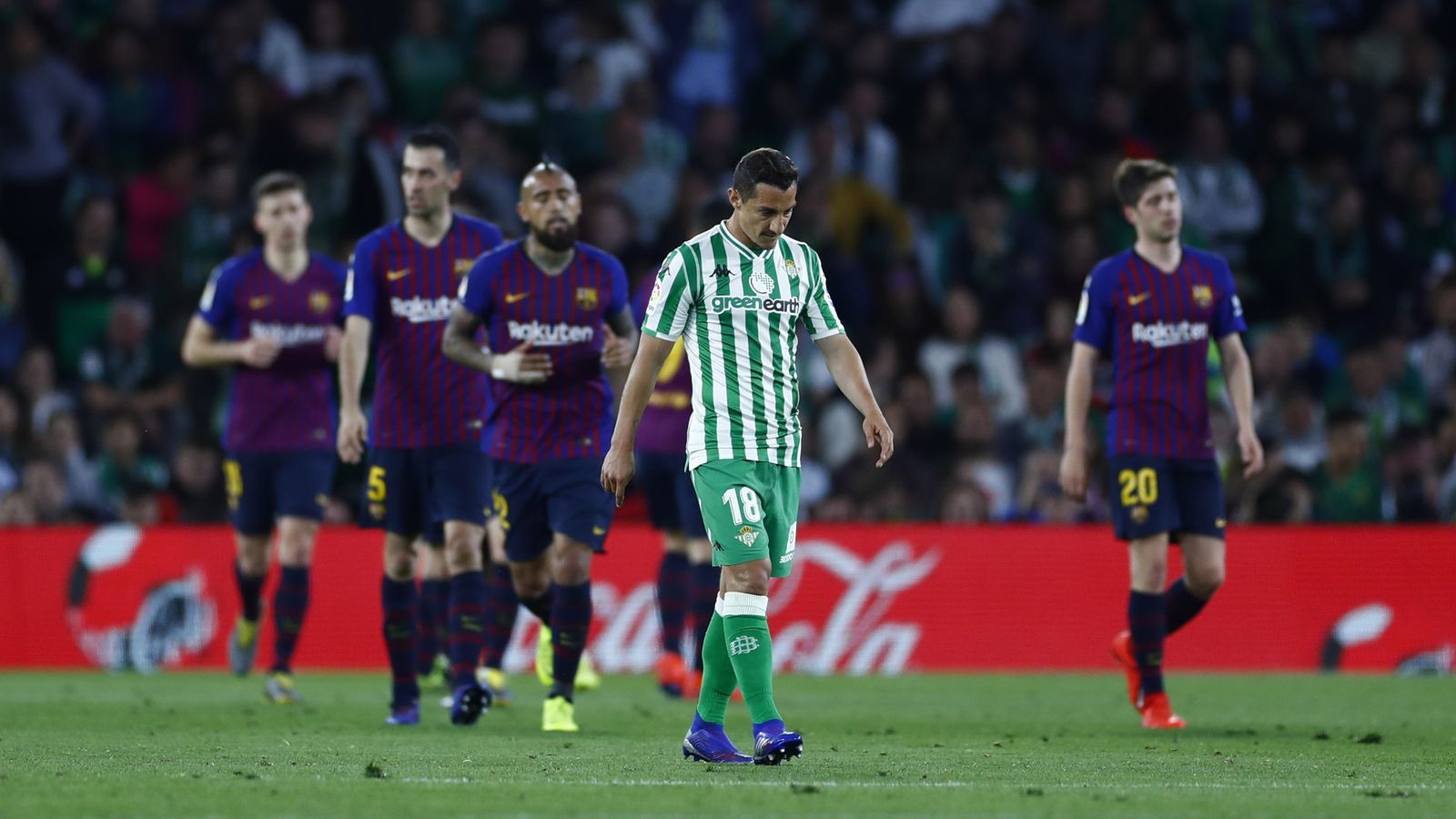 Andrés Guardado, cabizbajo, tras un gol del Barcelona.