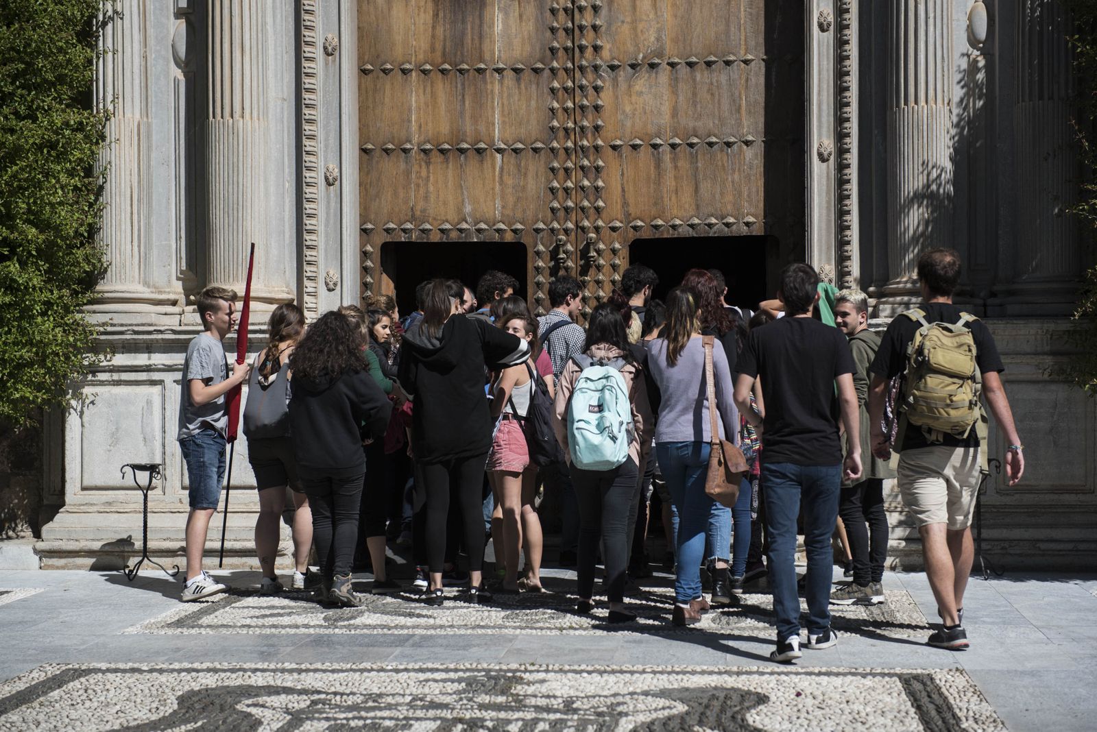 Jóvenes en la protesta de ayer en la sede del Rectorado de la UGR.