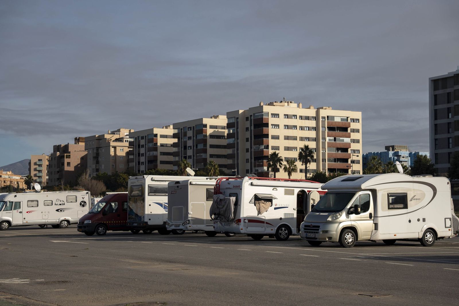 Autocaravanas forman un "barrio" junto al Auditorio Maestro Padilla.