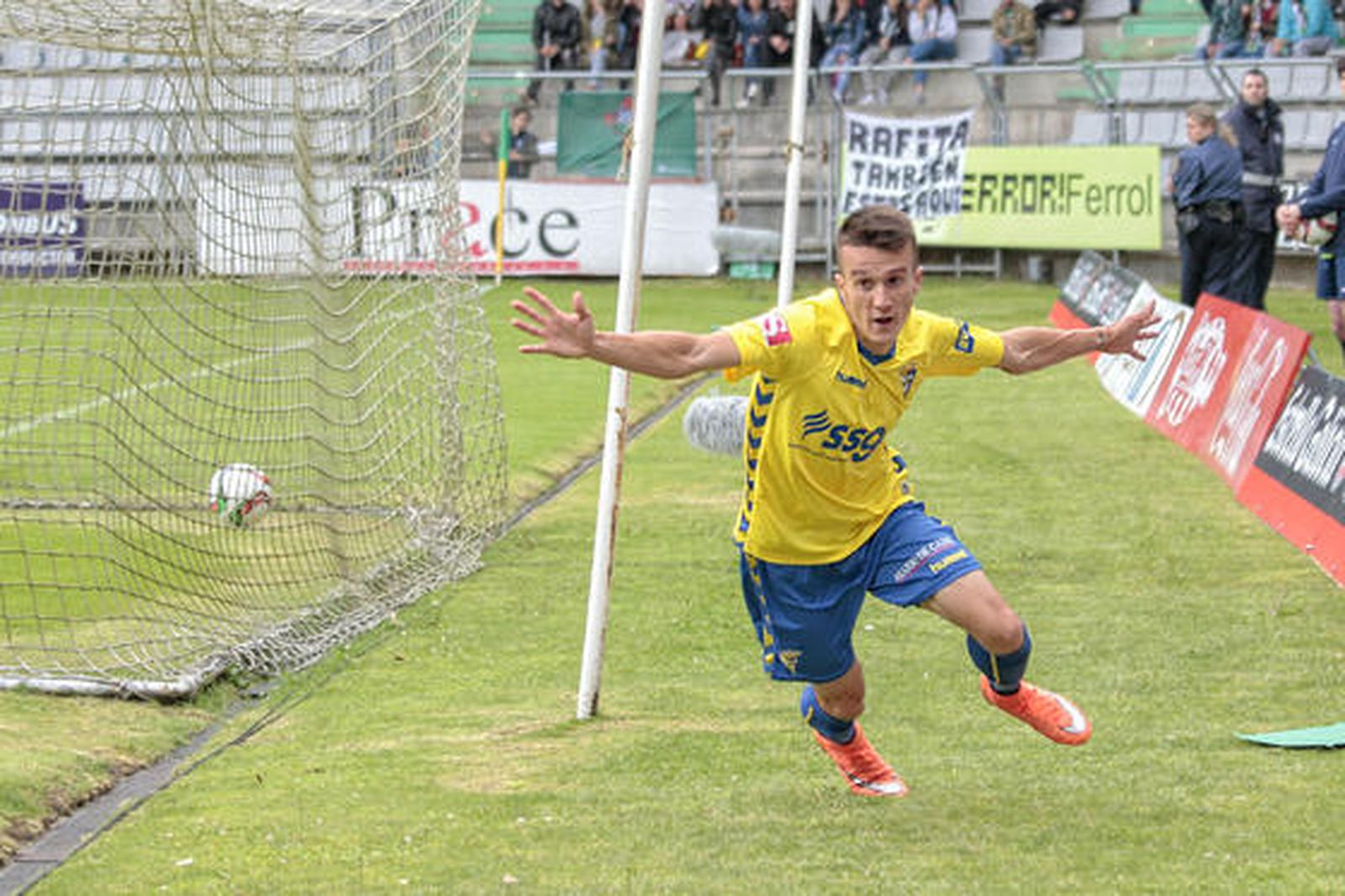 El sanluqueño corre a celebrar su tanto. 

Foto: LOF