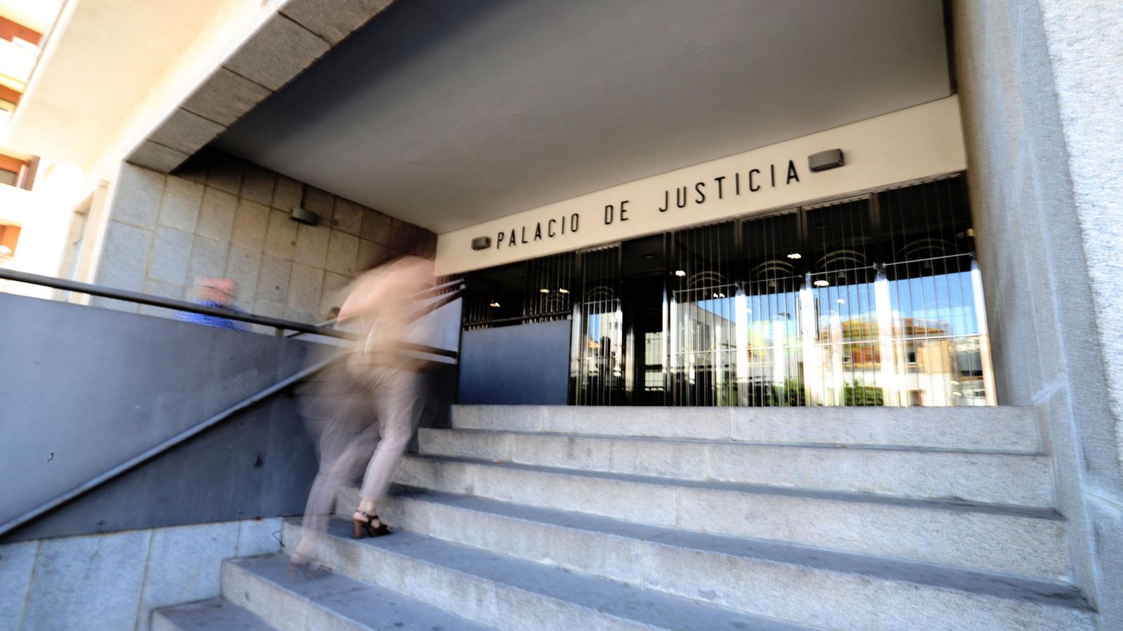 Acceso al Palacio de Justicia de Huelva.