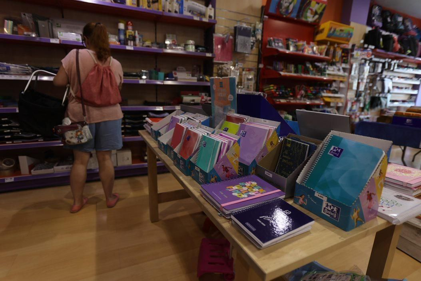 Una clienta compra material escolar para el regreso a las aulas.