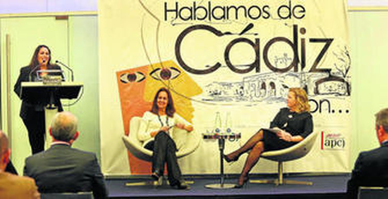 La periodista Tamara García presentó el diálogo que protagonizaron María Dueñas, en el centro, y Ana Alonso, presidenta del Consejo Social de la UCA.