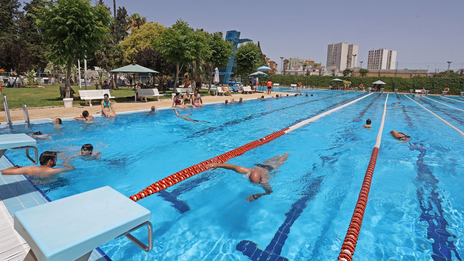 Imágenes del magnífico ambiente en las piscinas del Club Nazaret de Jerez