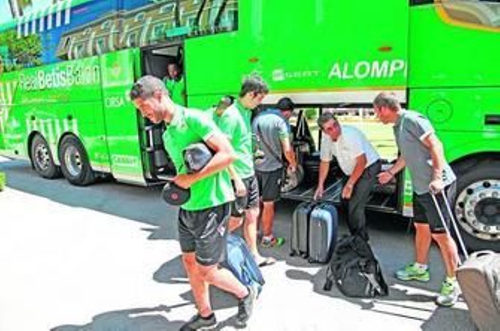 Carlos García, sonriente, a su llegada a una concentración en la que ha depositado muchas esperanzas.