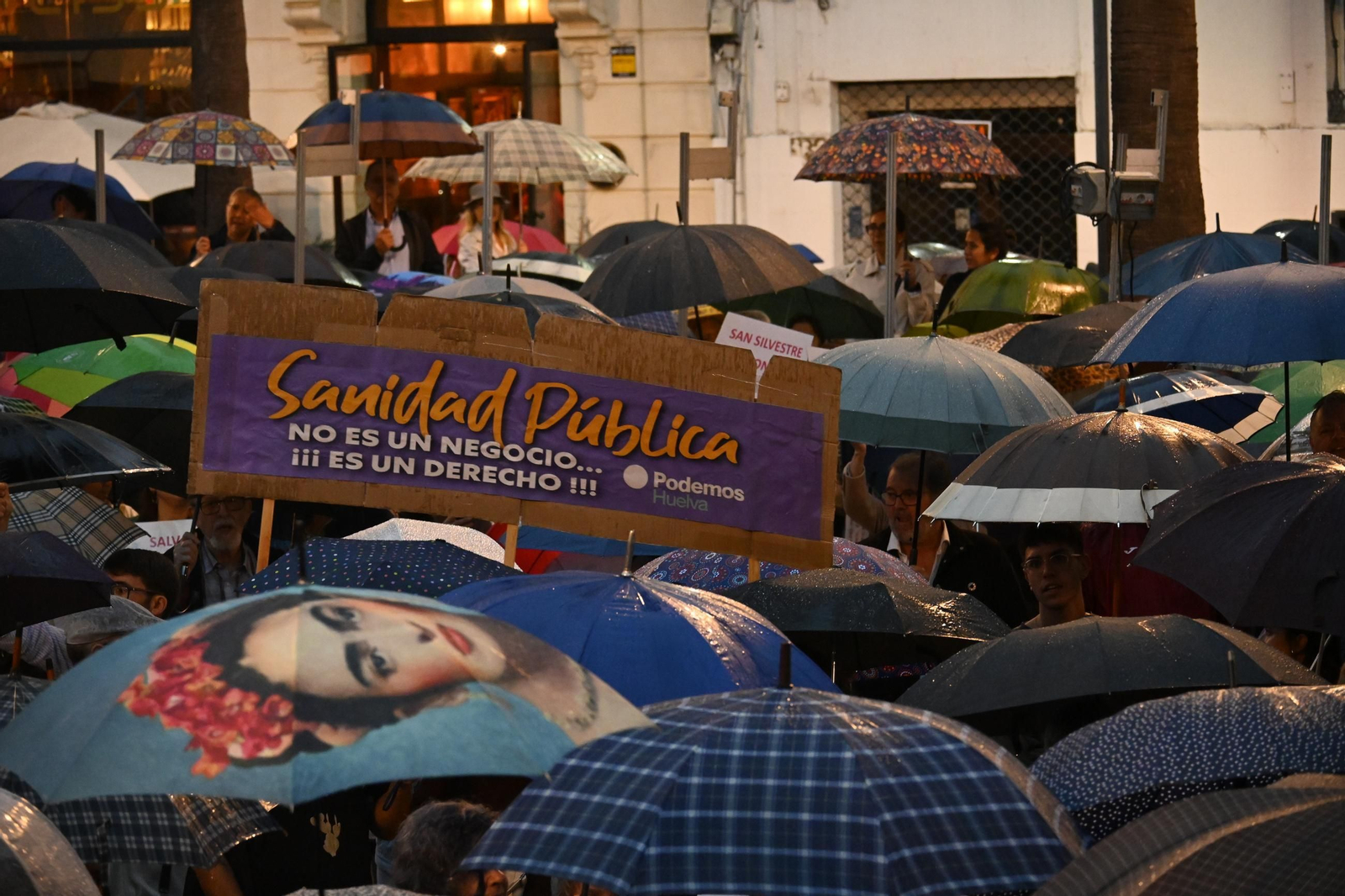 Las mejores imágenes de la manifestación por la sanidad en Huelva