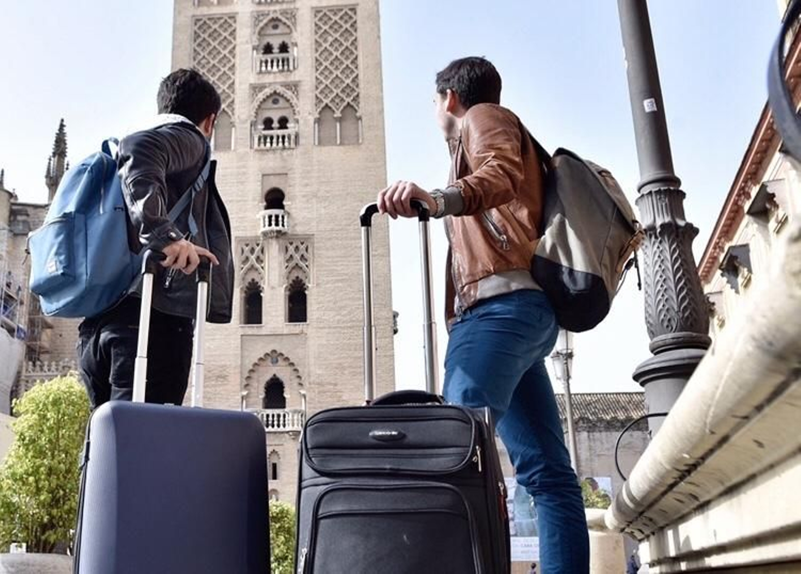 Turistas en la Plaza de la Virgen de los Reyes