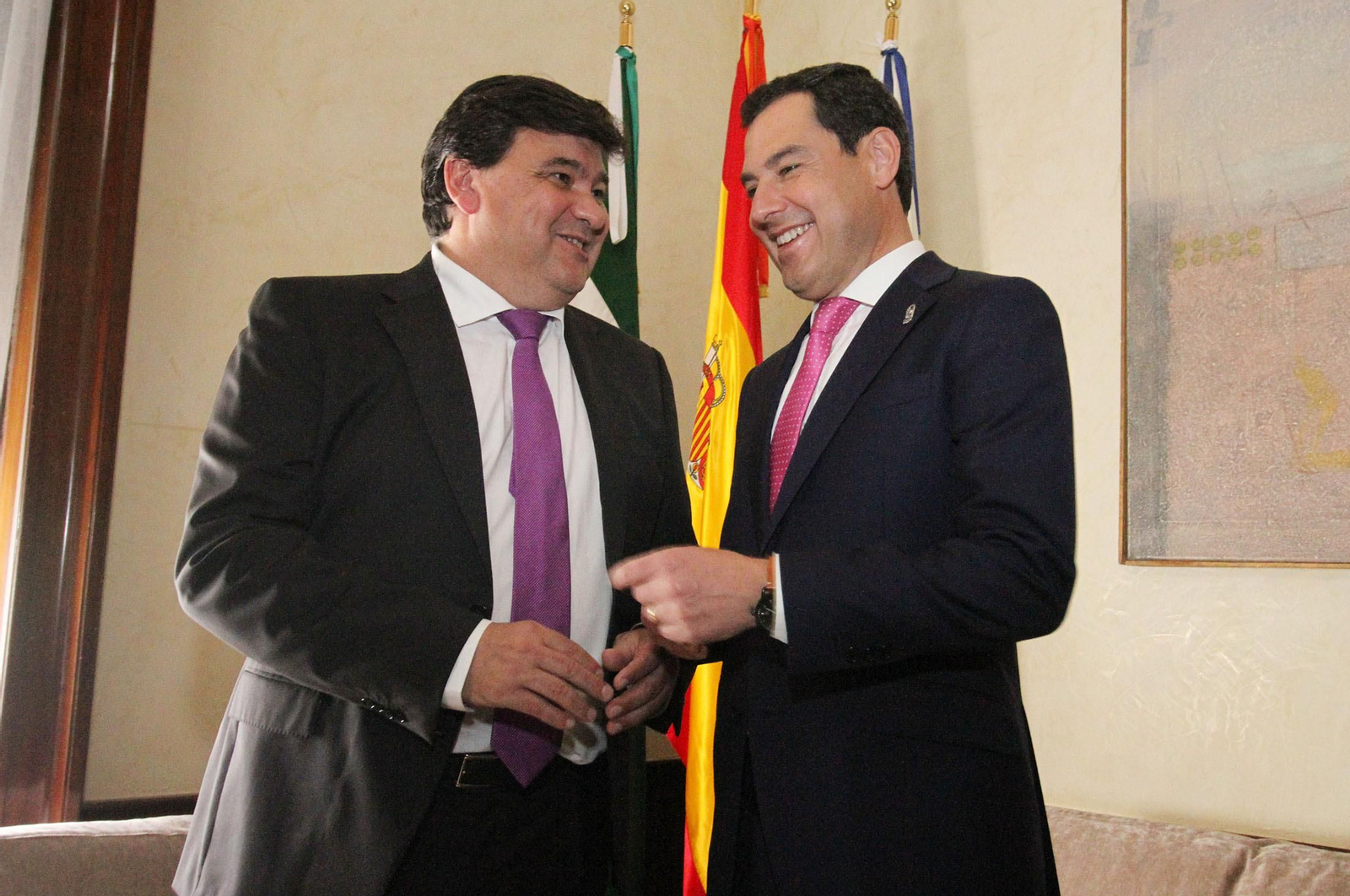 Juanma Moreno se reúne con Gabriel Cruz en el Ayuntamiento, en imágenes