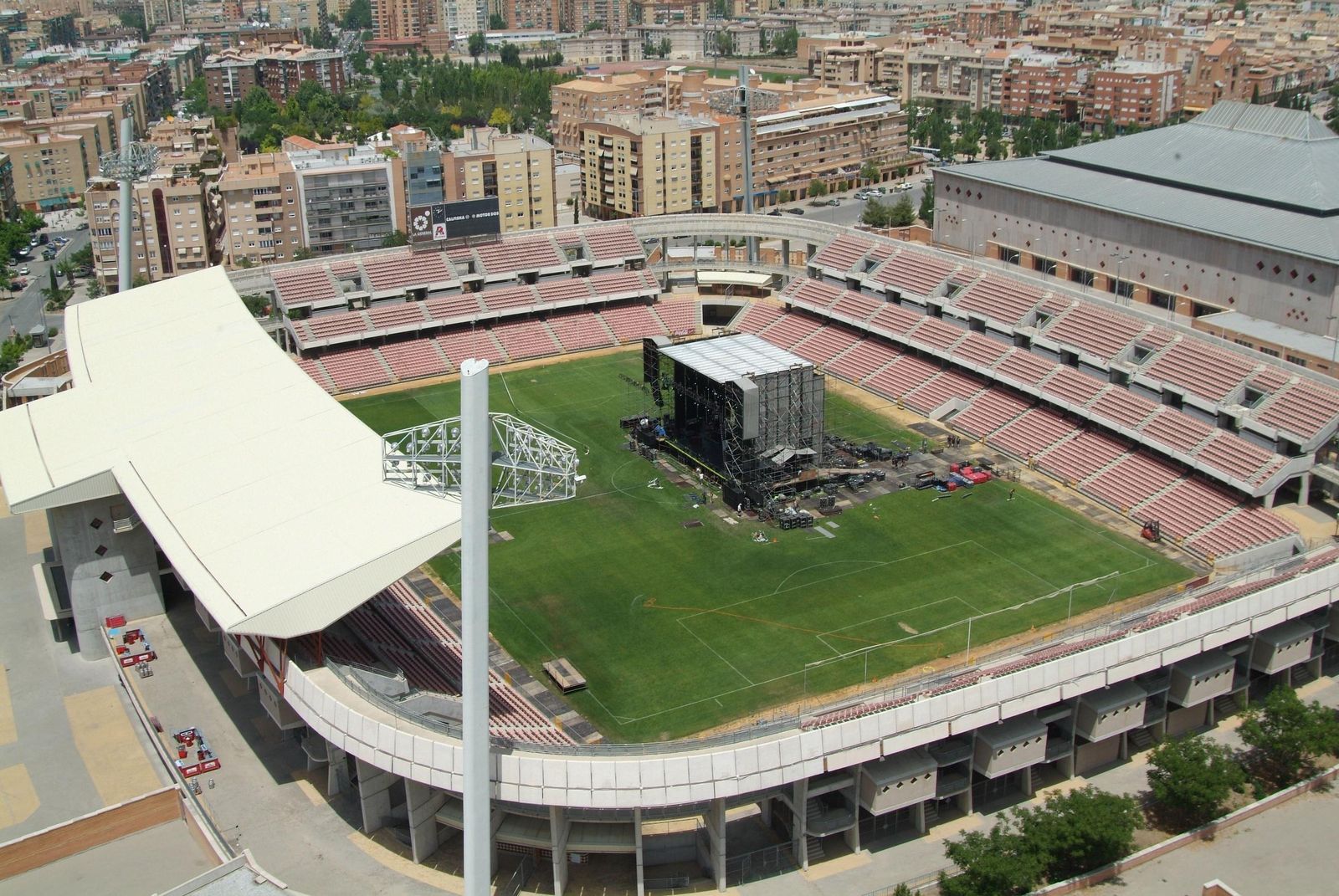 El estadio de Los Cármenes apenas ha cambiado: siguen las esquinas abiertas y solo se le han maquillado los asientos