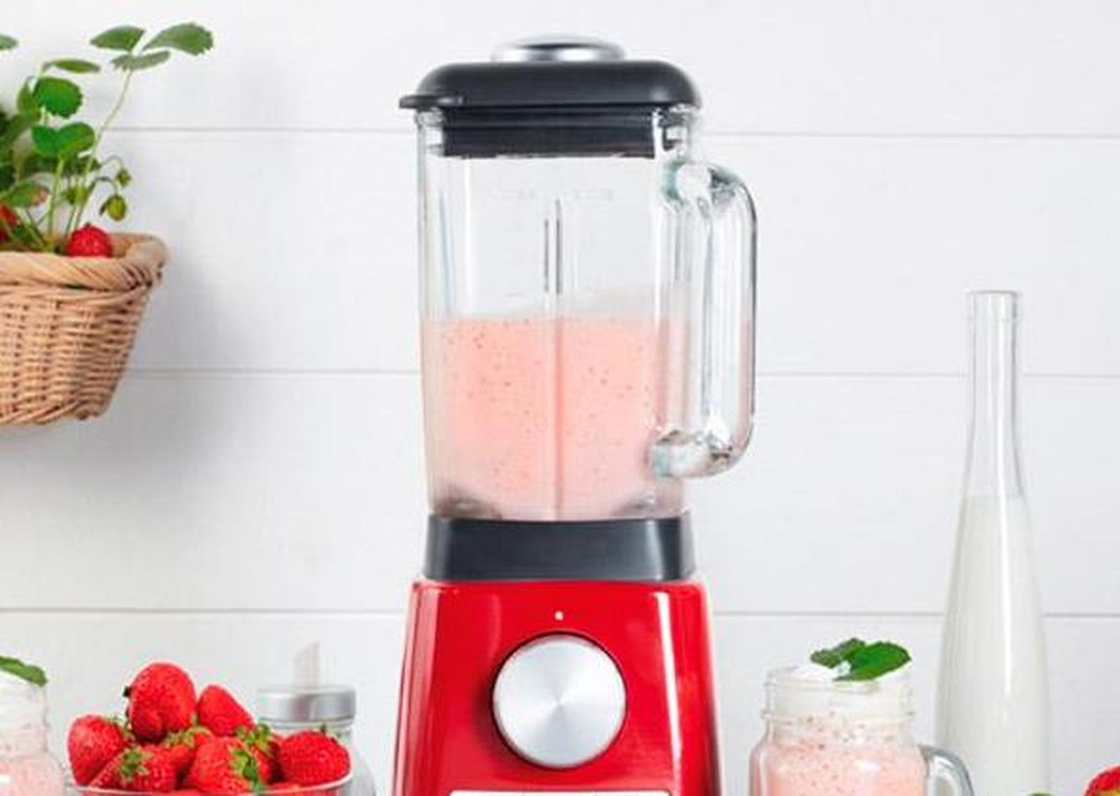 Usar una batidora hará que las mezclas queden uniformes y suaves, lo cual difícilmente se consigue haciéndolo a mano.