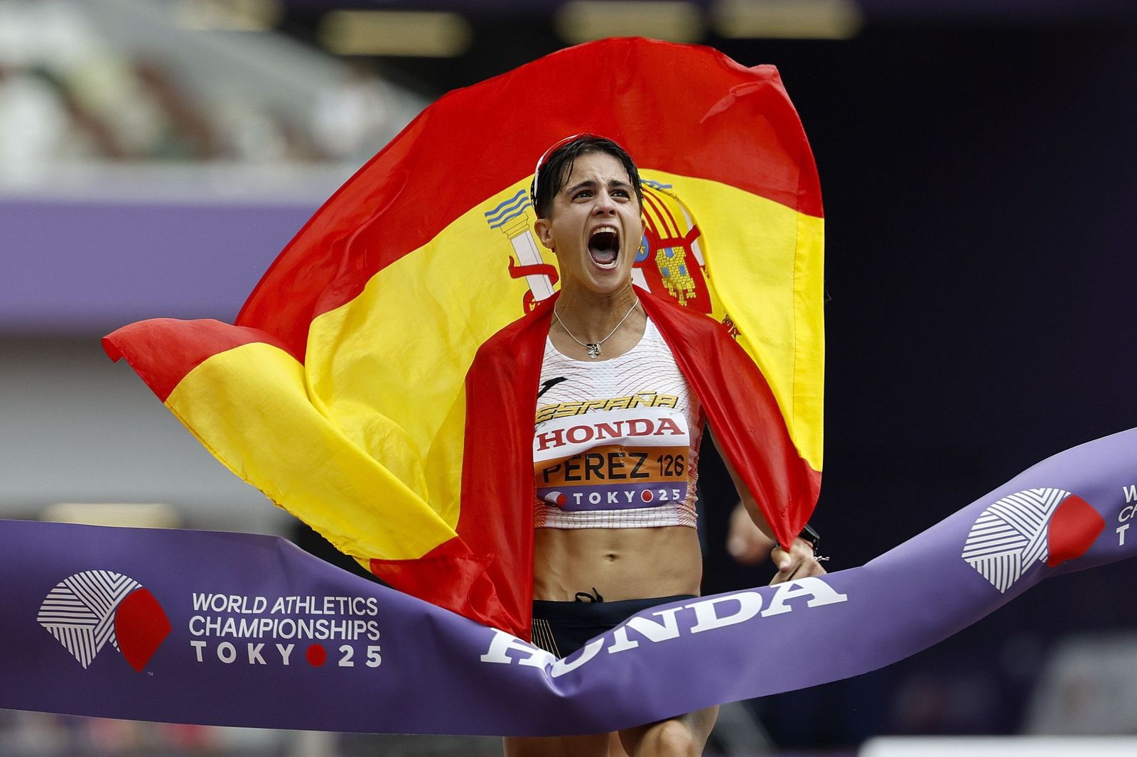 María  Pérez celebra tras ganar la carrera de marcha femenina en el Campeonato Mundial de Atletismo de 2025