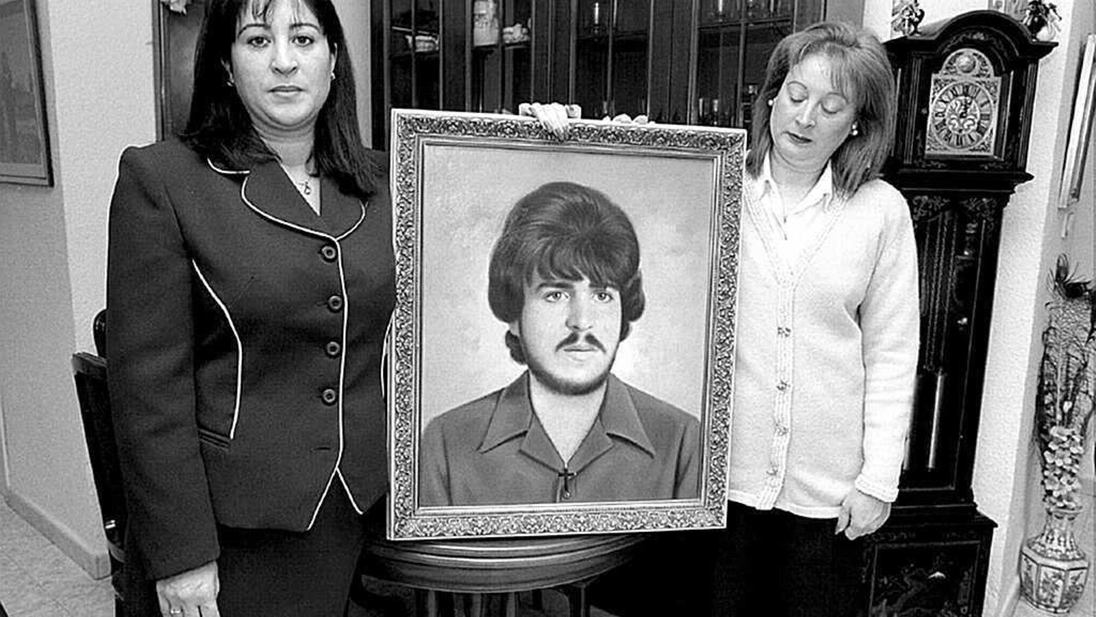 Hermanas de Manuel García Caparrós sostienen su retrato en el primer aniversario de su asesinato