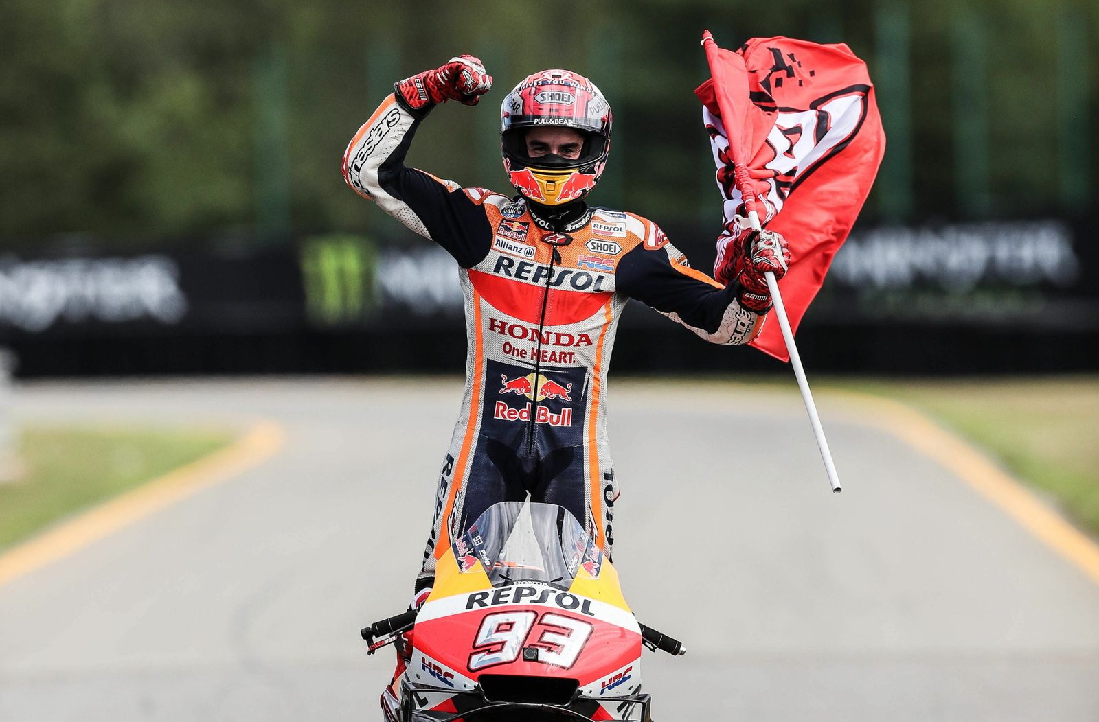Marc Márquez celebra, sobre su motocicleta y con su bandera, la victoria en Brno.