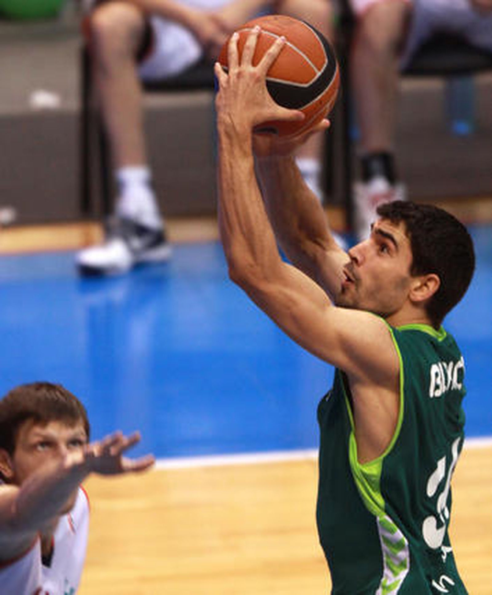 Los malagueños firman un 12-5 en la segunda vuelta y tras ganar al equipo vitoriano (70-62) consiguen el deseado quinto puesto


Foto: Migue fernandez