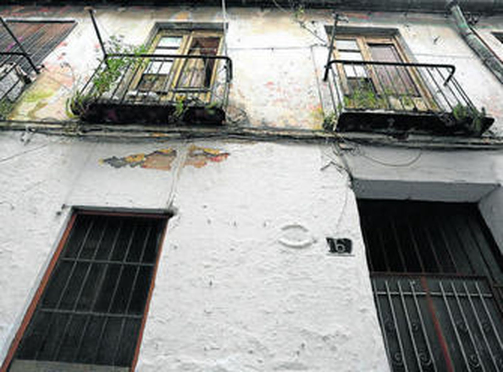 Fachada del edificio en ruina situado en la calle Curadero.
