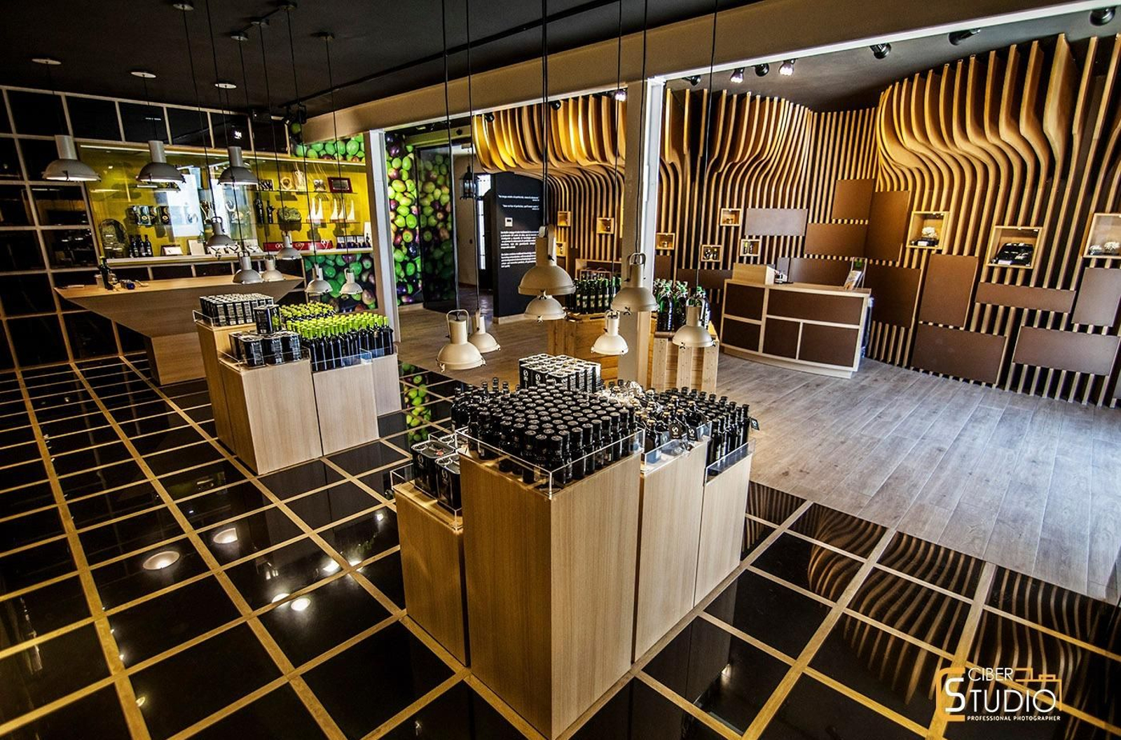 En la tienda de la almazara de Oro Bailén podrás encontrar sus mejores aceites y productos con AOVE.