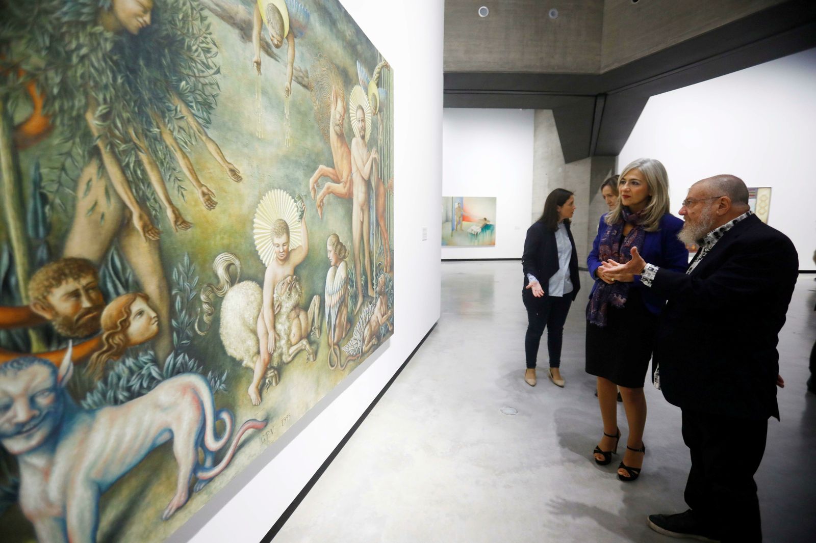 Patricia del Pozo y Guillermo Pérez observan una de las obras del artista.