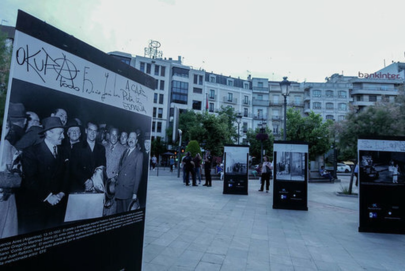 Pintadas antisistema en la exposición de Lorca en la Fuente de las Batallas