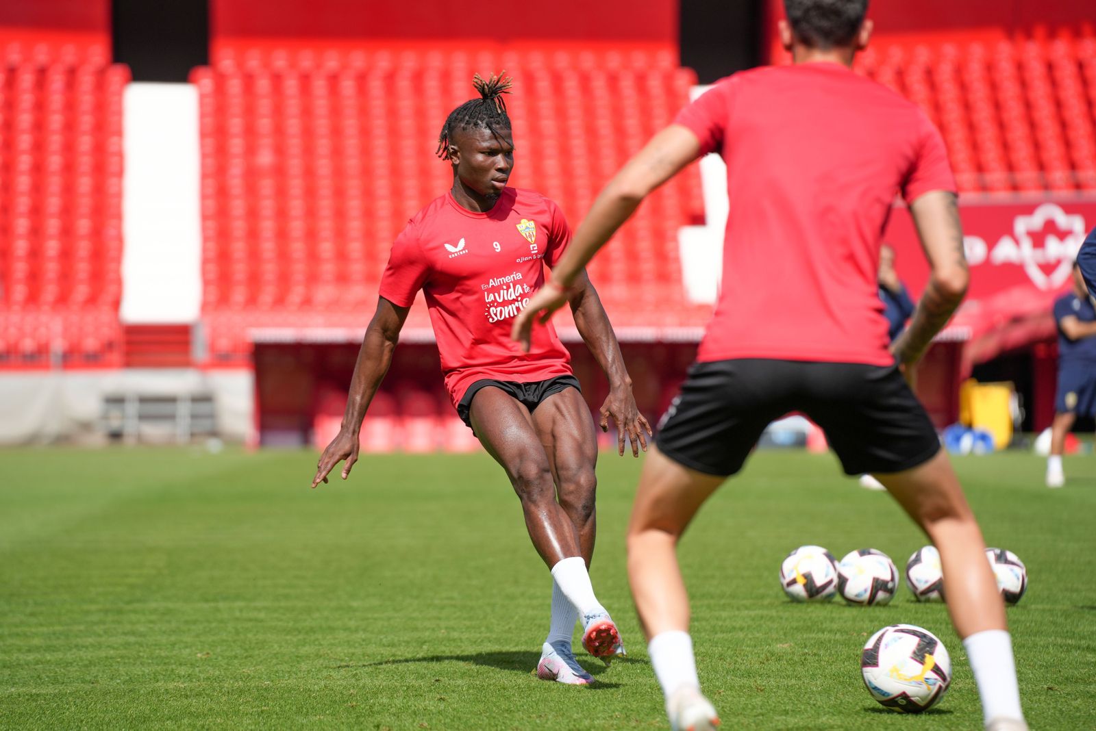 El Bilal, con la musculatura del cuádriceps perfectamente definida, en una de las imágenes publicadas por la UDA