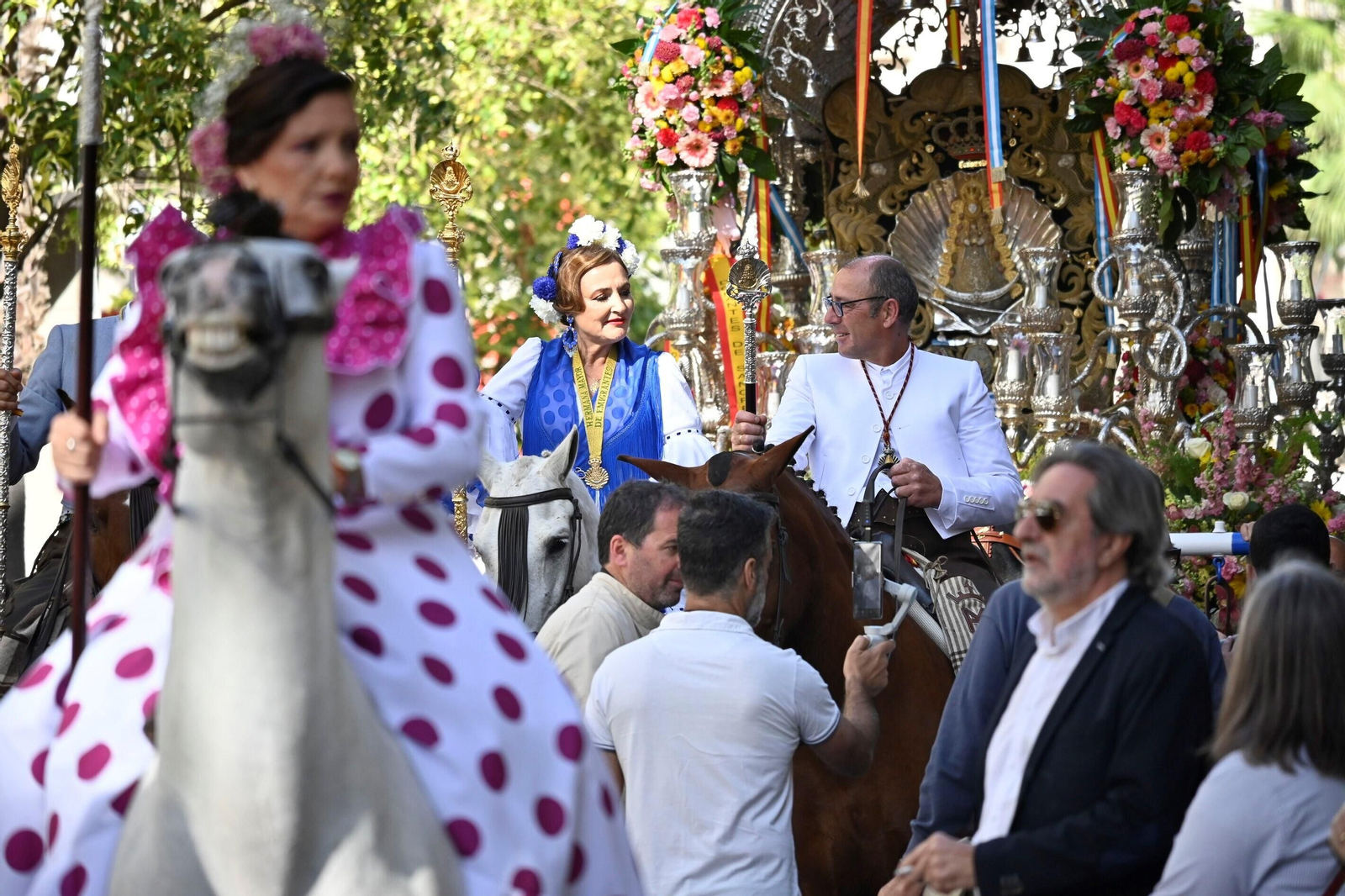 Imágenes de los peregrinos de la Hermandad de Emigrantes en su salida por las calles de Huelva