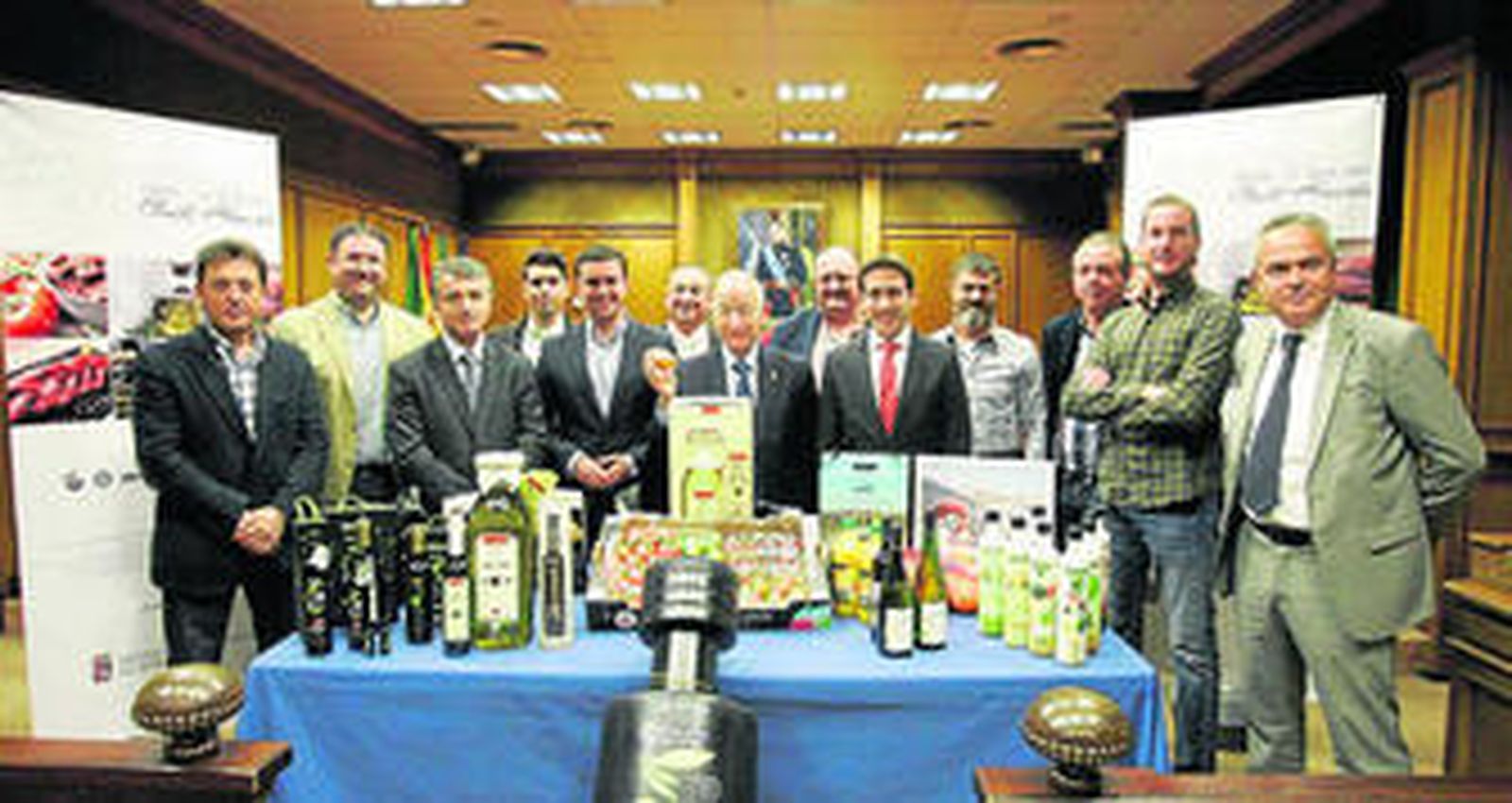 El presidente y empresarios almerienses en la presentación del Salón de gourmets 2015, última feria a la que ha asistido Diputación.