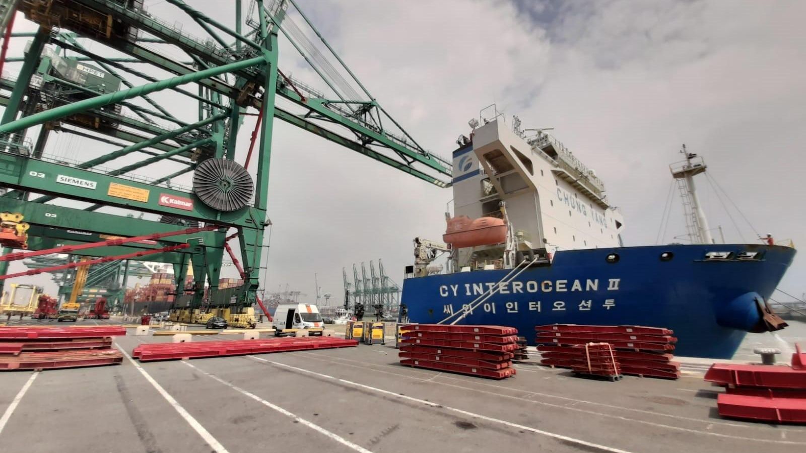 Proceso de embarque de las tres grúas en el puerto belga de Amberes.