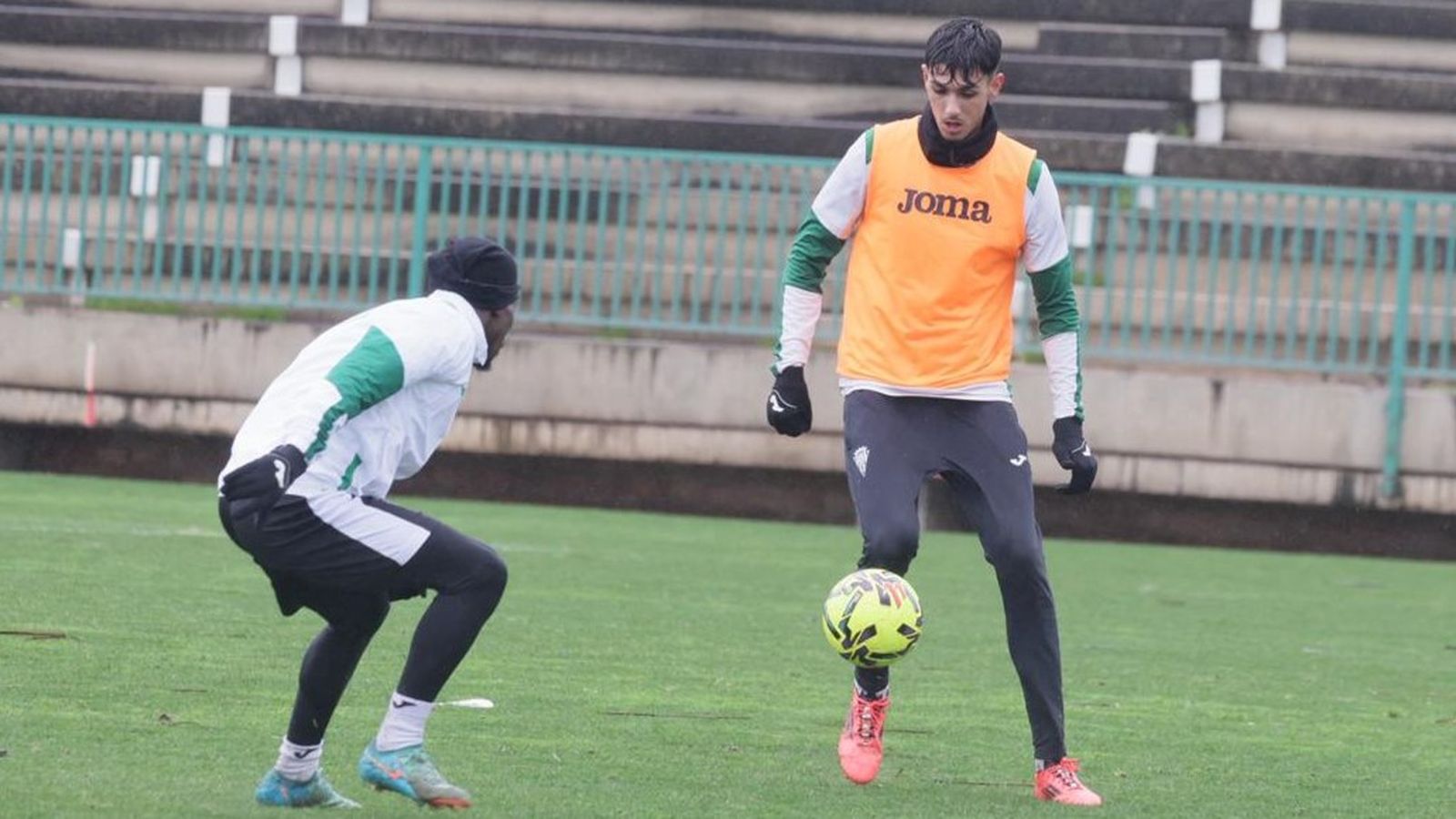 Adilson Mendes presiona a Álex López en el entrenamiento del Córdoba CF.