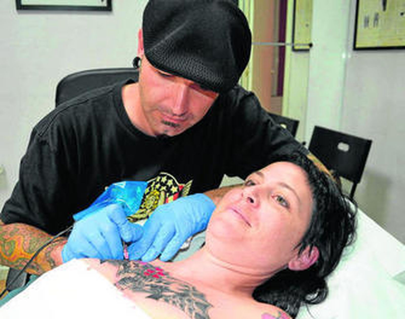 Ramón Martínez le tatúa a Vanesa dos calaveras en el pecho.