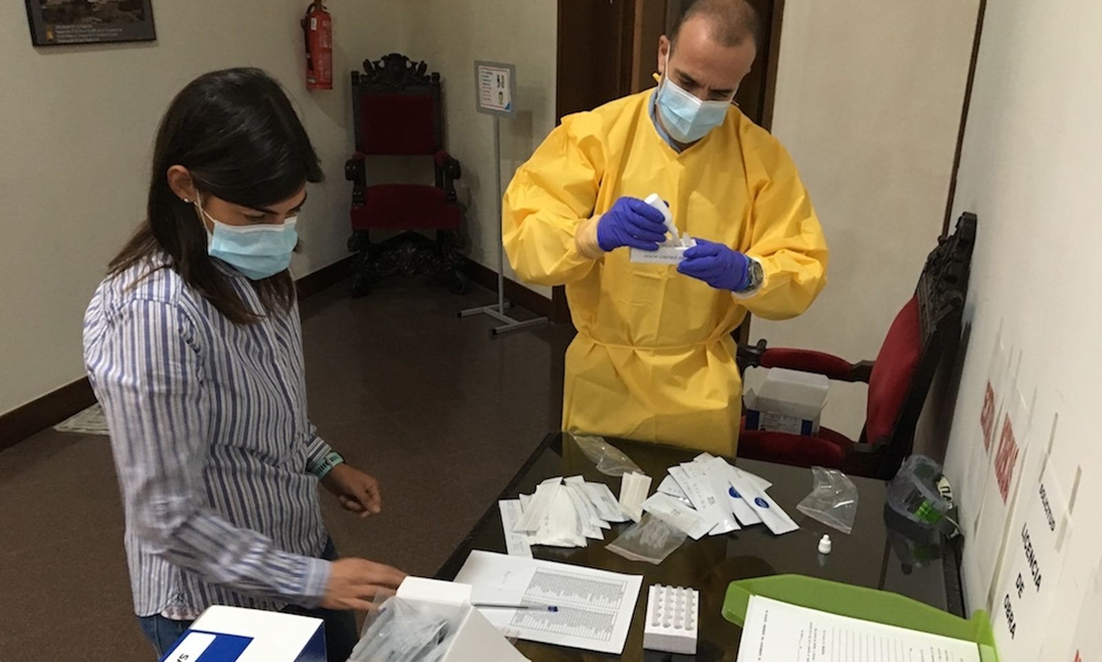 La concejala de Sanidad y el enfermero encargado de hacer las pruebas.