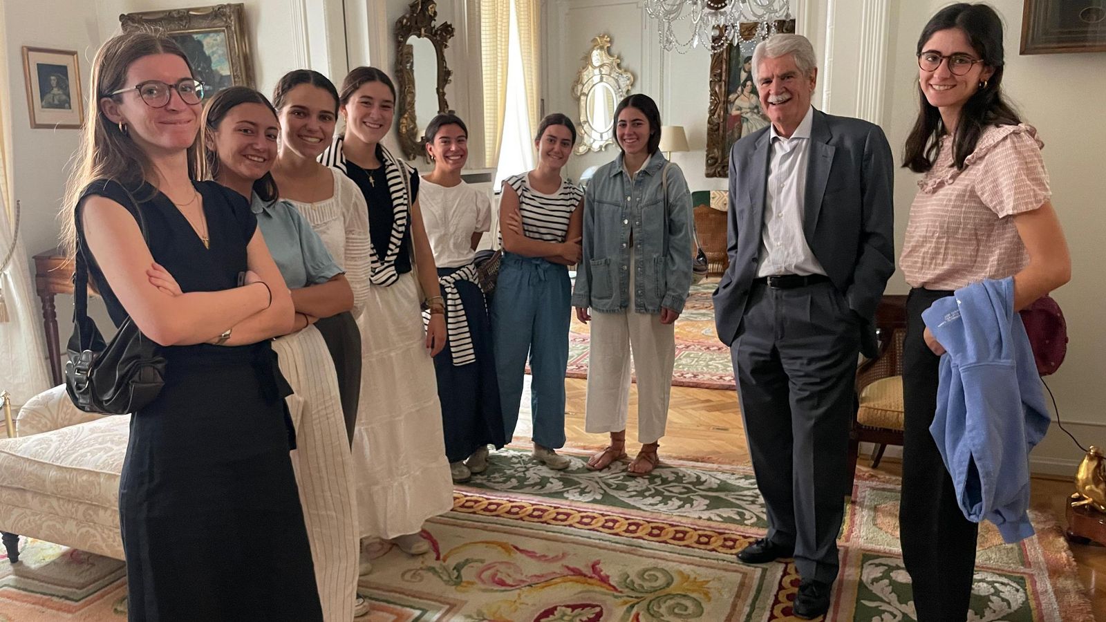 Alfonso Dastis, en su etapa como embajador de España en Hungría, con un grupo de jóvenes jerezanas de visita en Budapest.