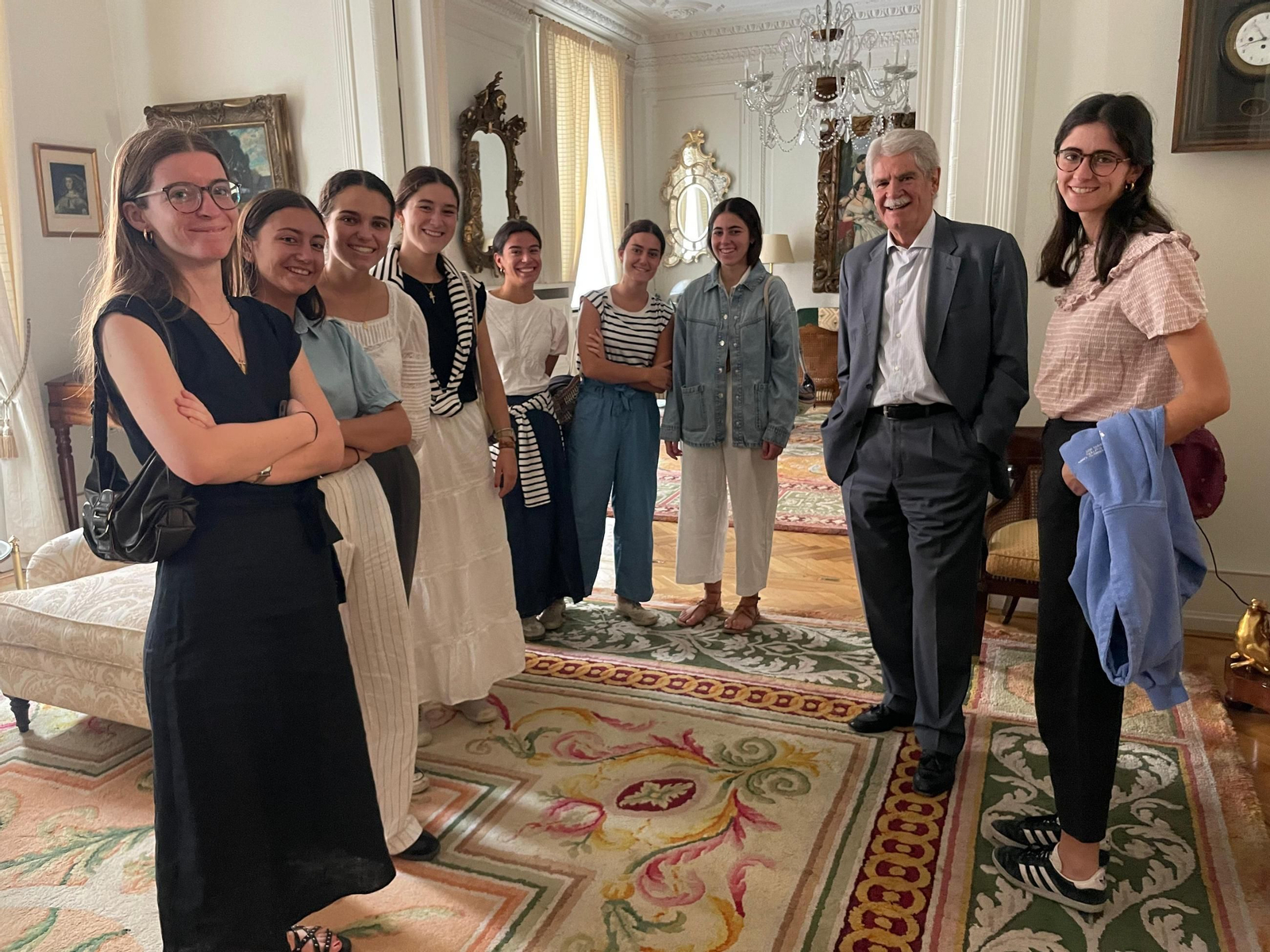 Alfonso Dastis, embajador de España en Hungría, con las jóvenes jerezanas.