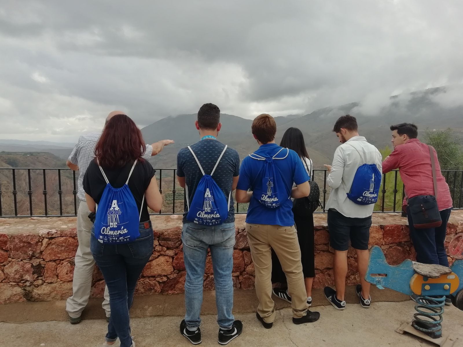 Los participantes de A una hora de Almería en un mirador de Padules