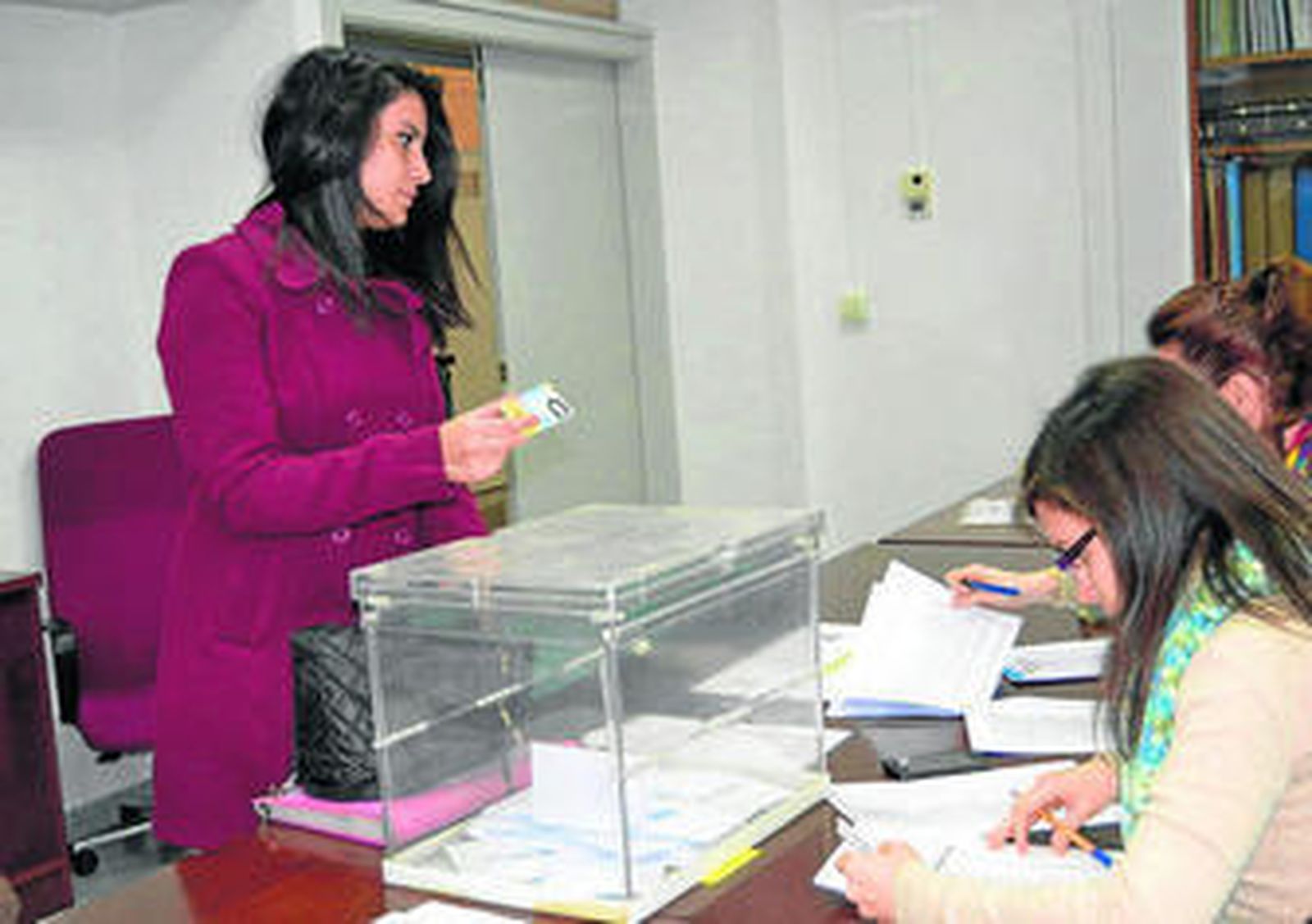 Una estudiante participa en las elecciones a Consejo de Departamento el pasado martes.