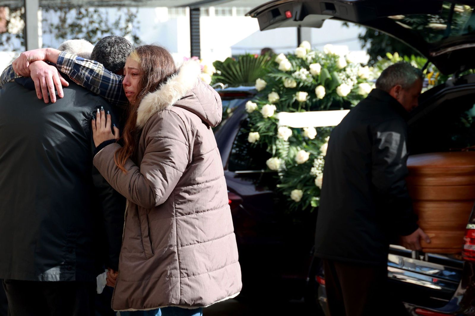Dolor y desolación en Aljaraque: Las fotos de la desgarradora despedida a la familia Zamorano fallecida en Adamuz