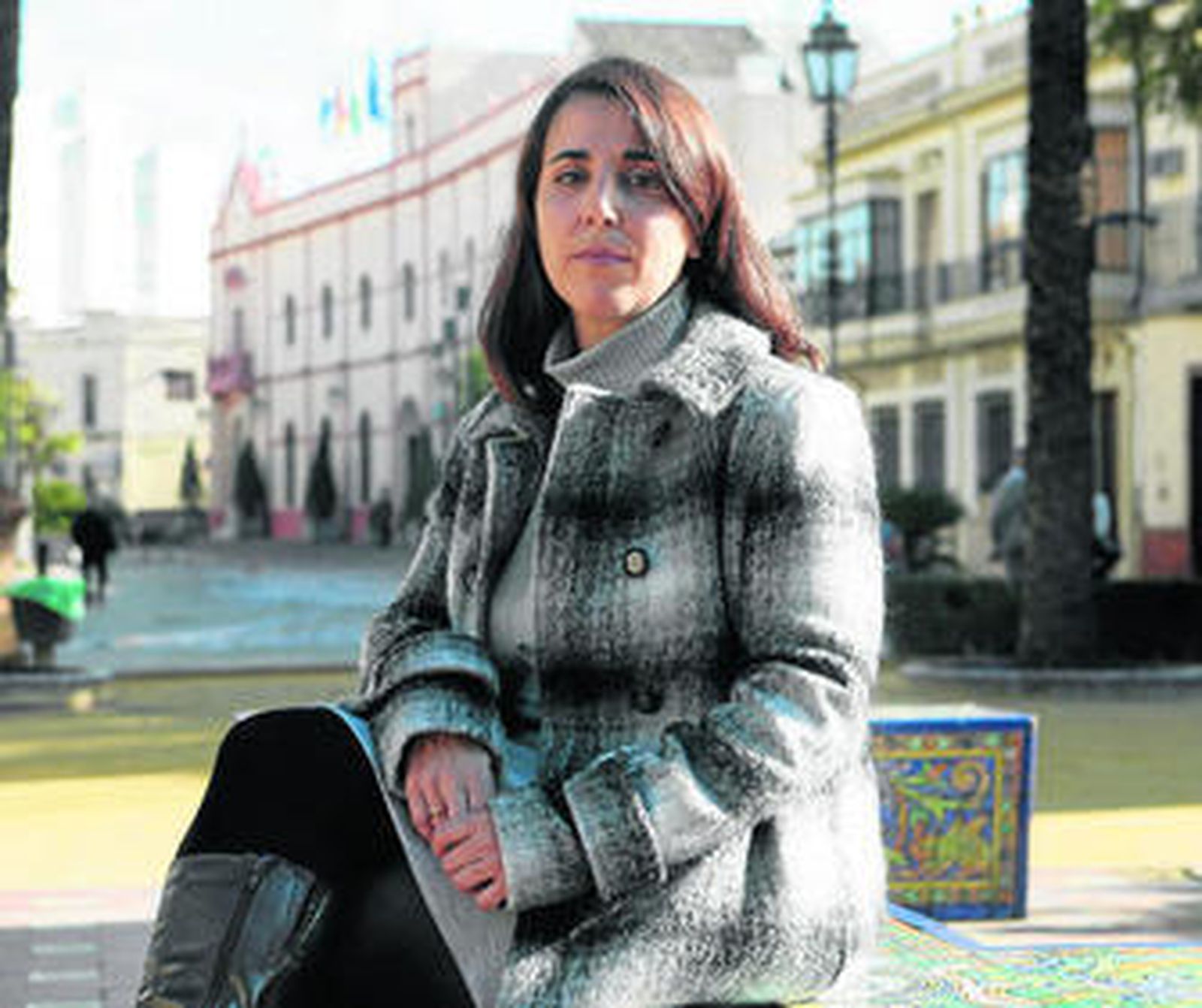 Lola Aquino en la plaza El Duque, de Alcalá de Guadaíra, con el Ayuntamiento al fondo.