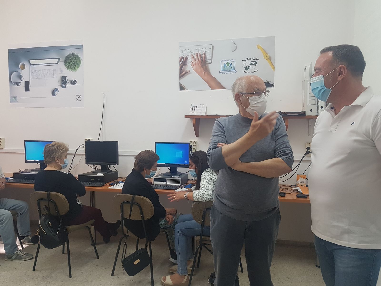 Taller de informática en la federación de vecinos Isla de León.