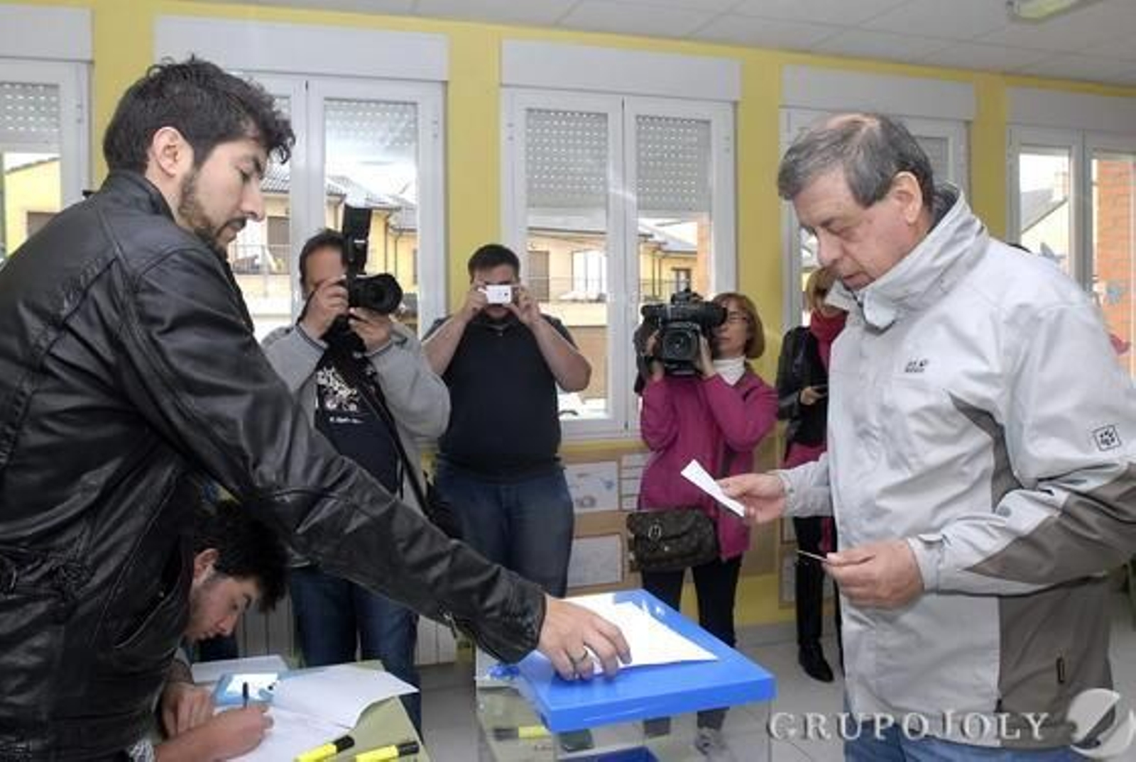 El candidato de UPyD, Sosa Wagner, votando

Foto: EFE