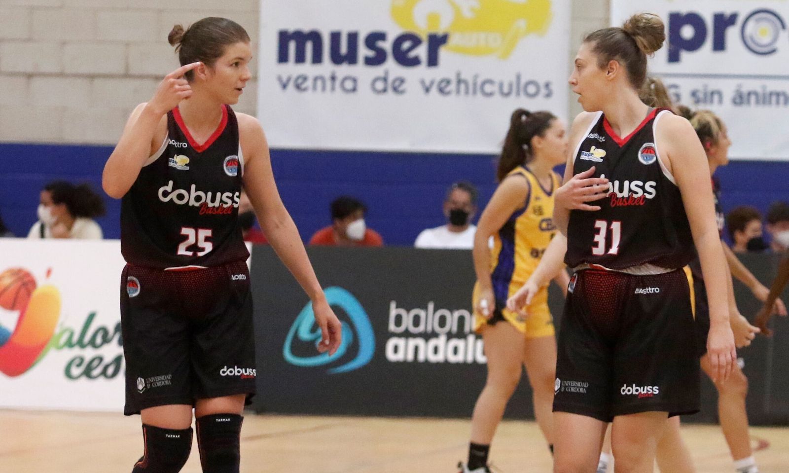 Dos jugadores del Dobuss Córdoba, en un momento de un partido.