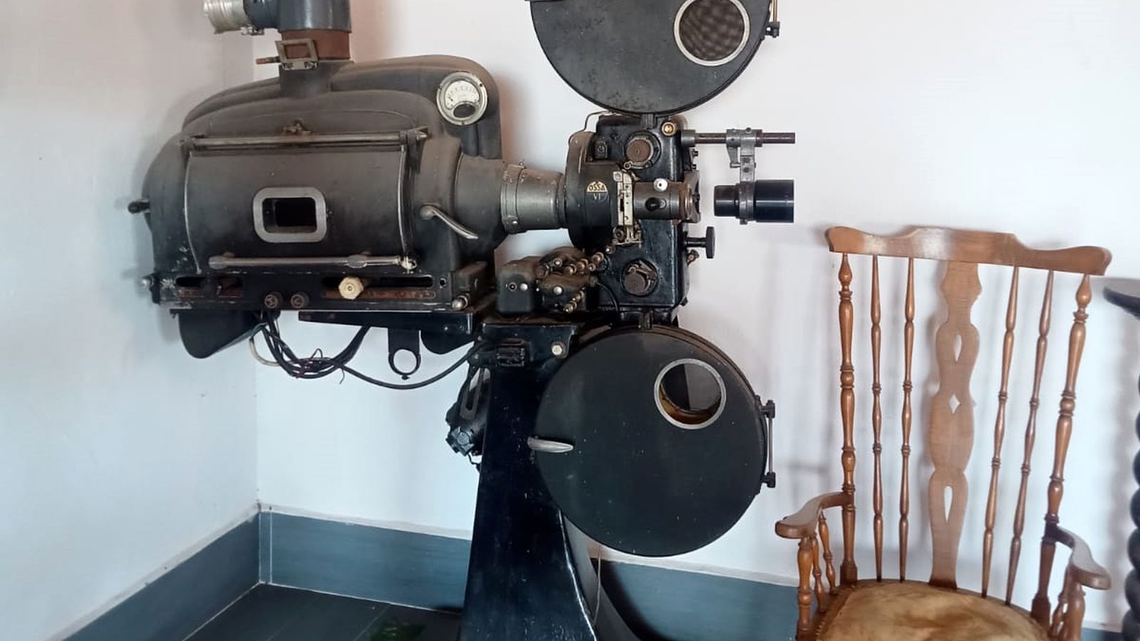 Antiguo proyector de 35 milímetros con el que Juan Fernández se inició como proyeccionista en el cine de los Carrasco, en Alosno