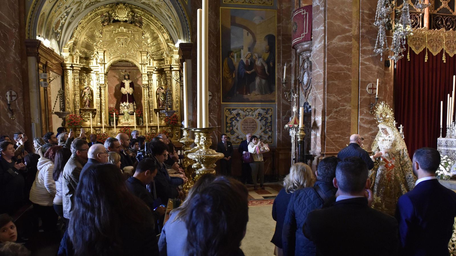 La Virgen de la Esperanza en besamanos.