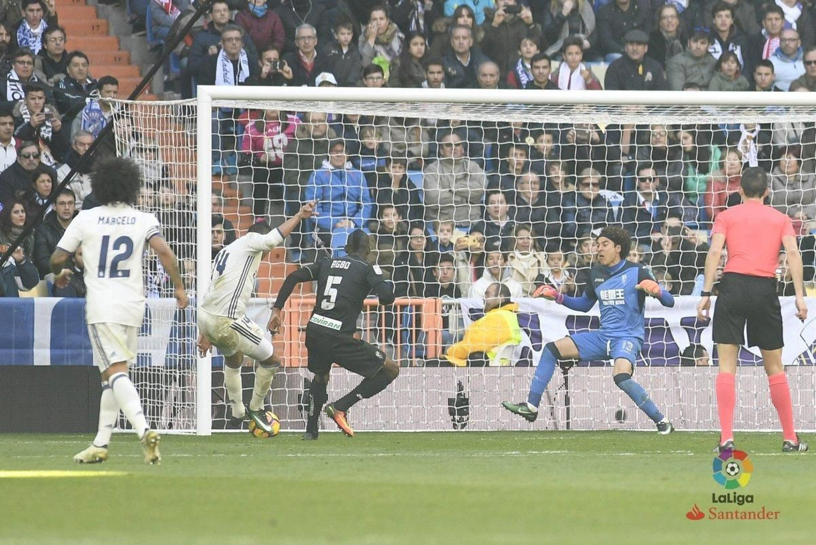 Ochoa llega tarde a tapar el remate cercano de Casemiro, que fue el 5-0.