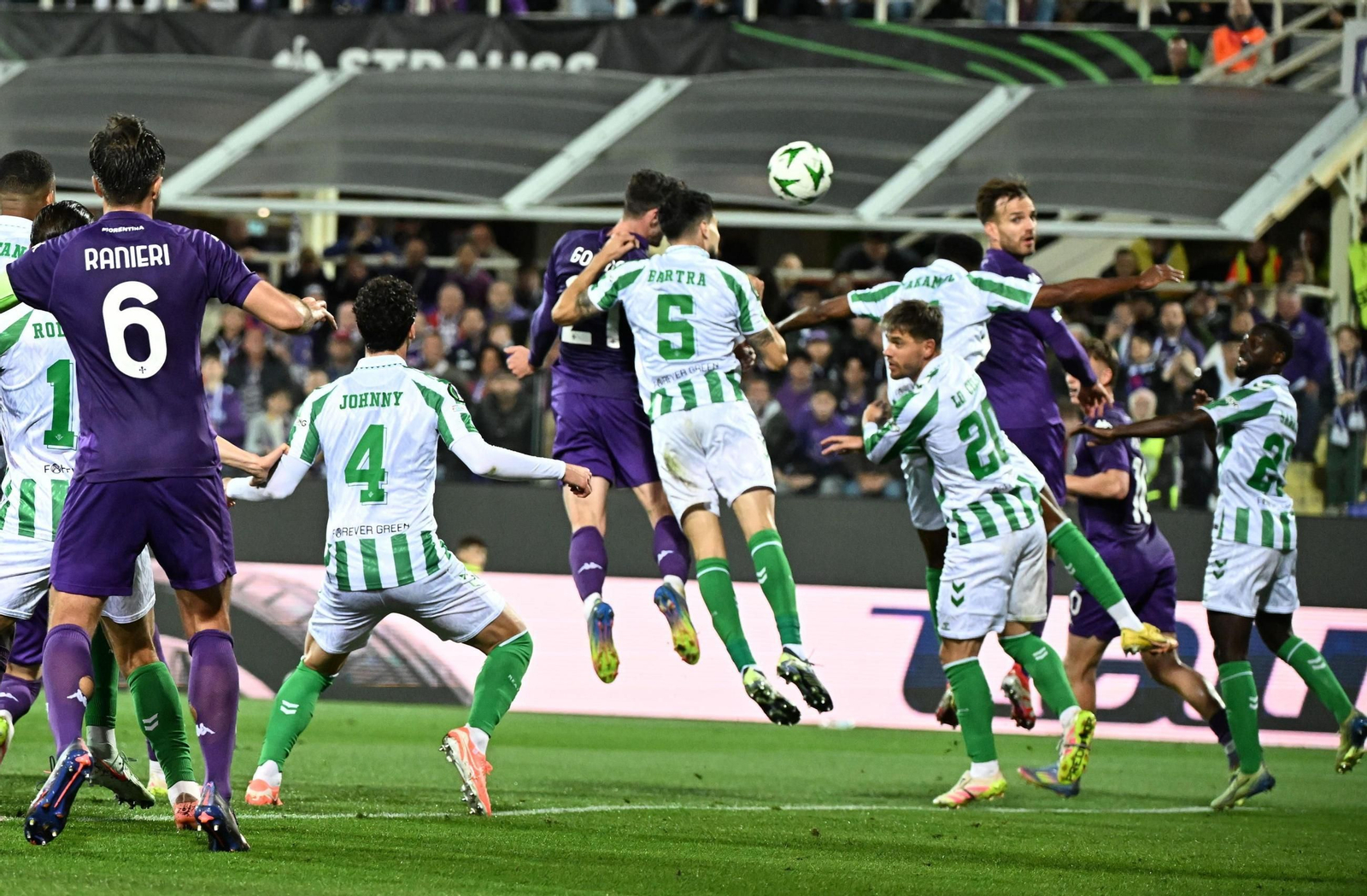 Las fotos del Fiorentina-Betis de la Conference League