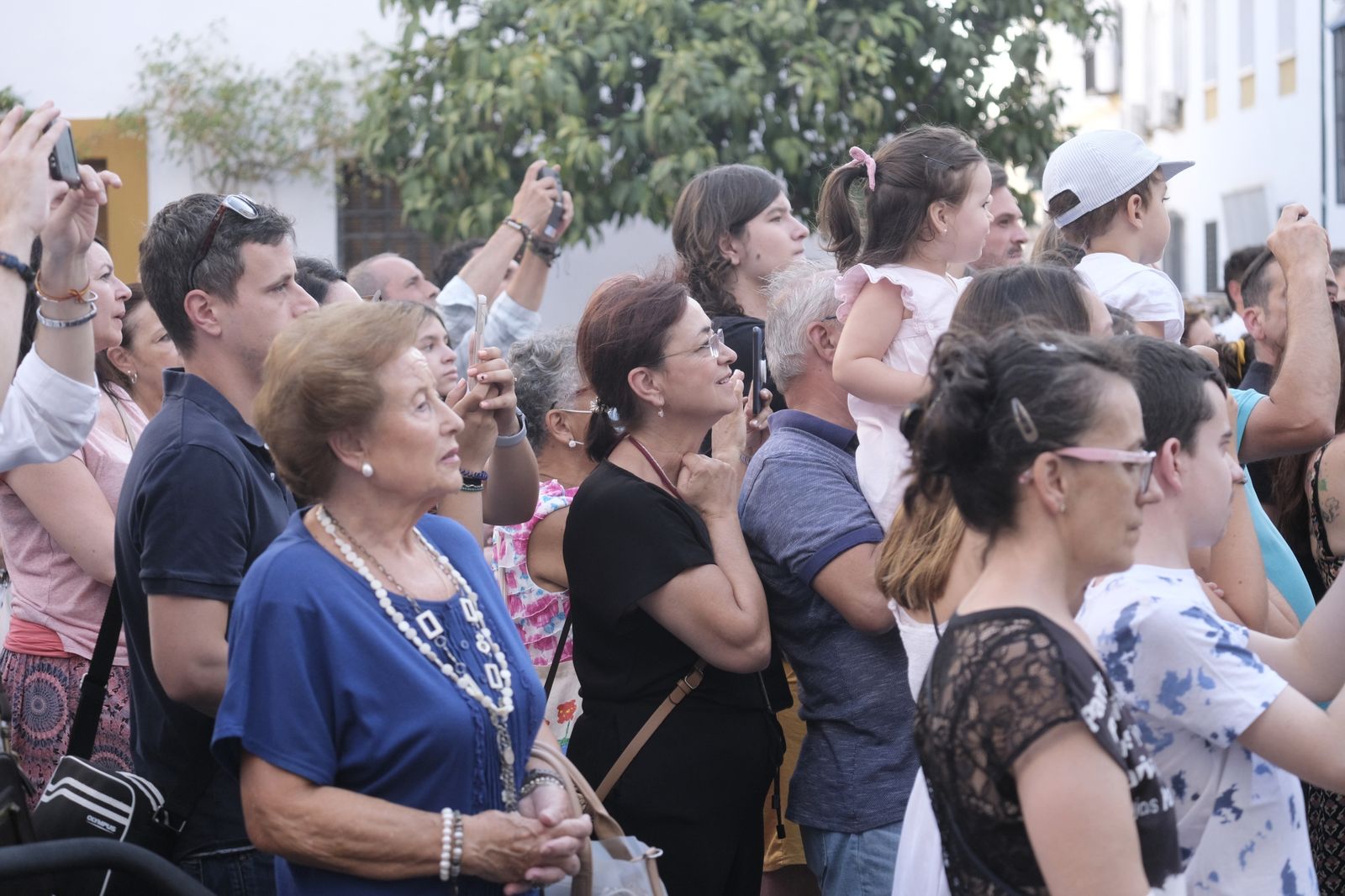 La procesión de la Virgen de Acá por las calles de Córdoba, en imágenes
