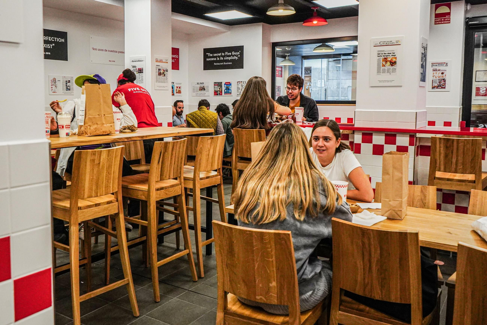 Así es la nueva hamburguesería del centro de Granada: todas las imágenes de Five Guys