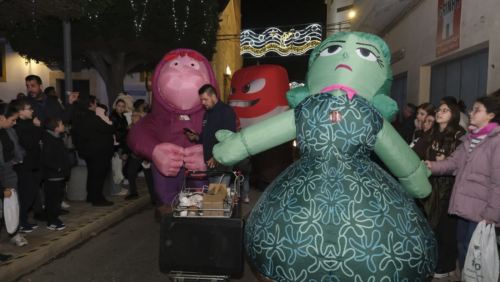 Imágenes de la cabalgata de Huércal de Almería: miles de personas reciben a los Reyes Magos