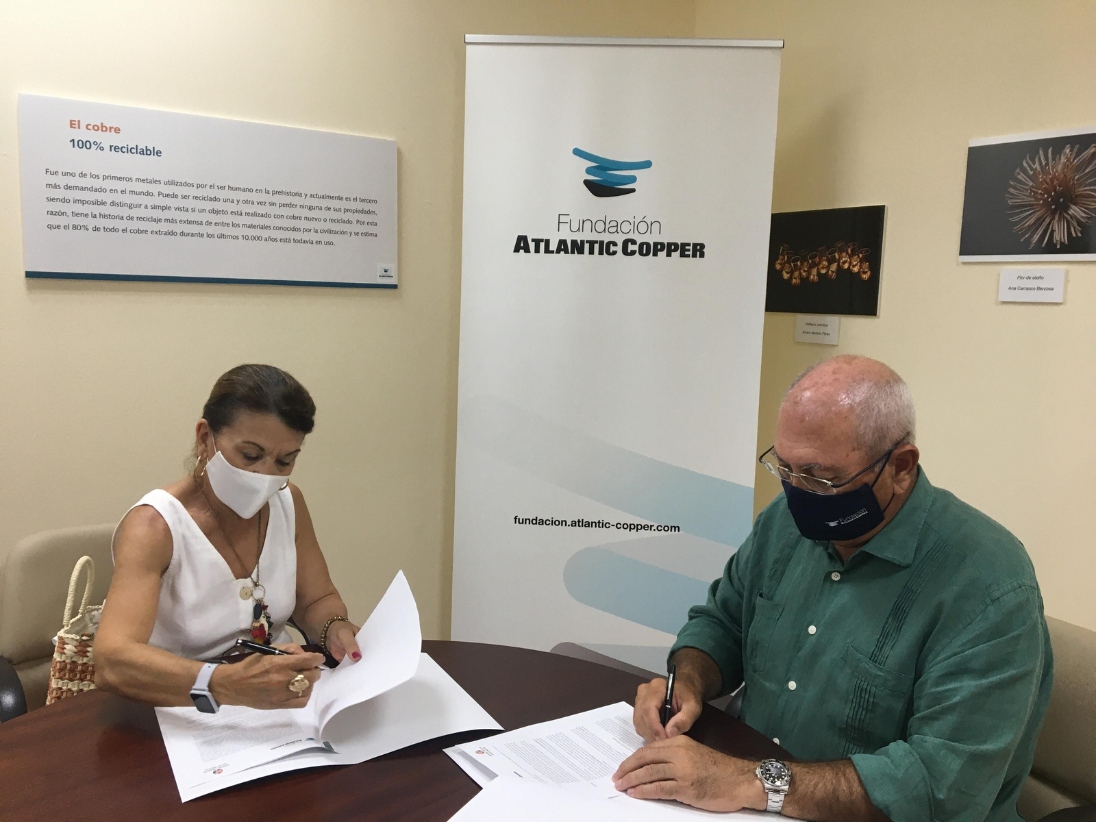 María Domínguez y Antonio de la Vega en la firma del convenio.