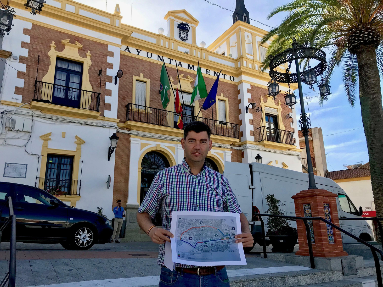 El alcalde de Valverde con los puntos donde habrá wifi gratis.